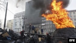 Manifestantes resisten tras las barricadas en una nueva jornada de protestas antigobierno en el centro de Kiev (Ucrania), el lunes 27 de enero de 2014. 