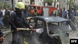  Imagen distribuida por la agencia de noticias siria SANA que muestra a un bombero apagando el incendio de un vehículo tras la explosión de un coche bomba en el centro de Damasco, Siria, hoy martes 30 de abril de 2013. Al menos trece personas murieron y 7