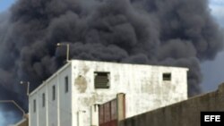 27 de agosto de 2012, la refinería de Amuay mientras ardía tras un accidente. 