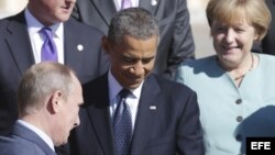 El presidente ruso, Vladímir Putin (delante izq); el presidente de Estados Unidos, Barack Obama (c); y la canciller alemana, Angela Merkel, posan para una fotografía.