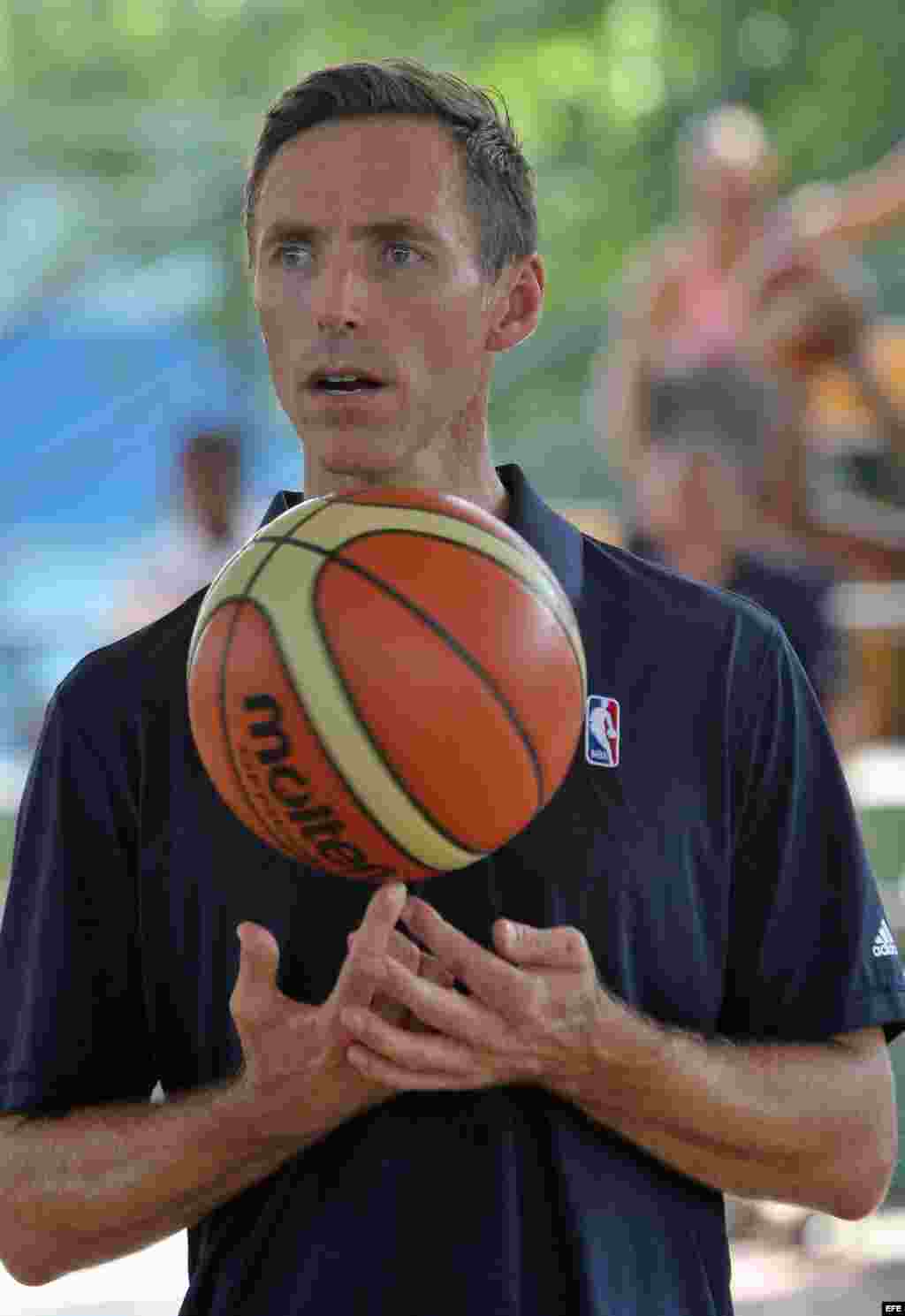 El dos veces Jugador Más Valioso de la NBA Steve Nash durante una clase demostrativa de la NBA en La Habana.