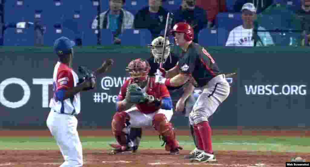 El zurdo cubano Liván Moinello relevó en la primera entrada al derecho Yosvany Torres, quien no se presentó bien y fue castigado por los bateadores canadienses zurdos. Torres permitió un jonrón de Peter Orr.