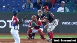 El zurdo cubano Liván Moinello relevó en la primera entrada al derecho Yosvany Torres, quien no se presentó bien y fue castigado por los bateadores canadienses zurdos. Torres permitió un jonrón de Peter Orr.