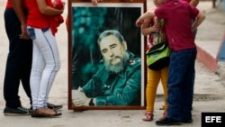 Un grupo de personas llevan un cuadro con la imagen de Fidel Catro el 2 de diciembre de 2016.