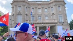 Cubanos marcharon hasta la embajada de Cuba en Washington para manifestar su repudio al régimen.