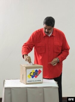 Maduro vota en la elección de la Constituyente.