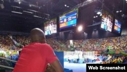 Floyd Mayweather observa una pelea de boxeo en Río. Foto tomada de su página de Facebook.