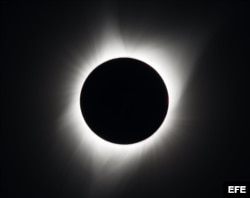 Fotografía cedida por la NASA que muestra el eclipse solar total visto desde Madras, Oregón.