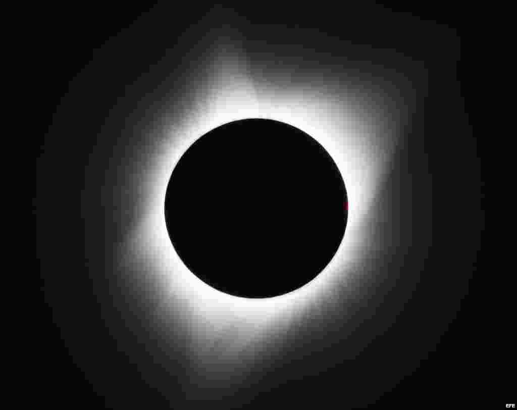 Fotografía cedida por la NASA que muestra el eclipse solar total visto desde Madras, Oregón.