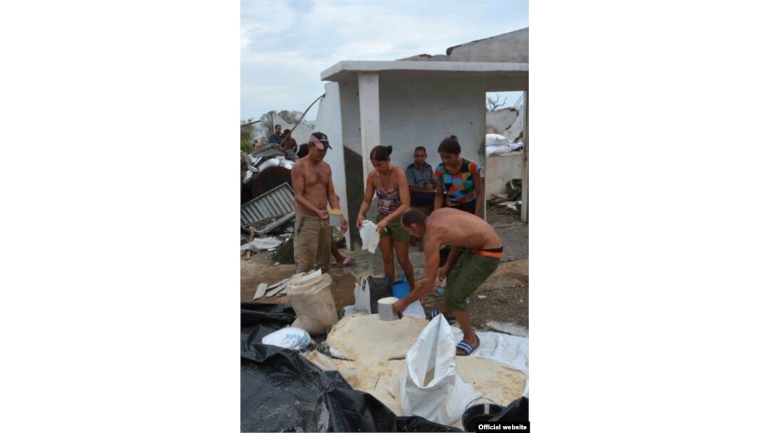 Habitantes de la comunidad Boca de Jauco, en el municipio Maisí tras el paso de huracán Mathew, en Guantánamo, Cuba, 6 de octubre de 2016.