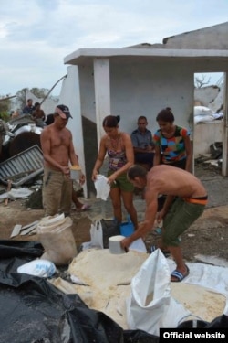 Habitantes de la comunidad Boca de Jauco, en el municipio Maisí tras el paso de huracán Mathew, en Guantánamo, Cuba, 6 de octubre de 2016.