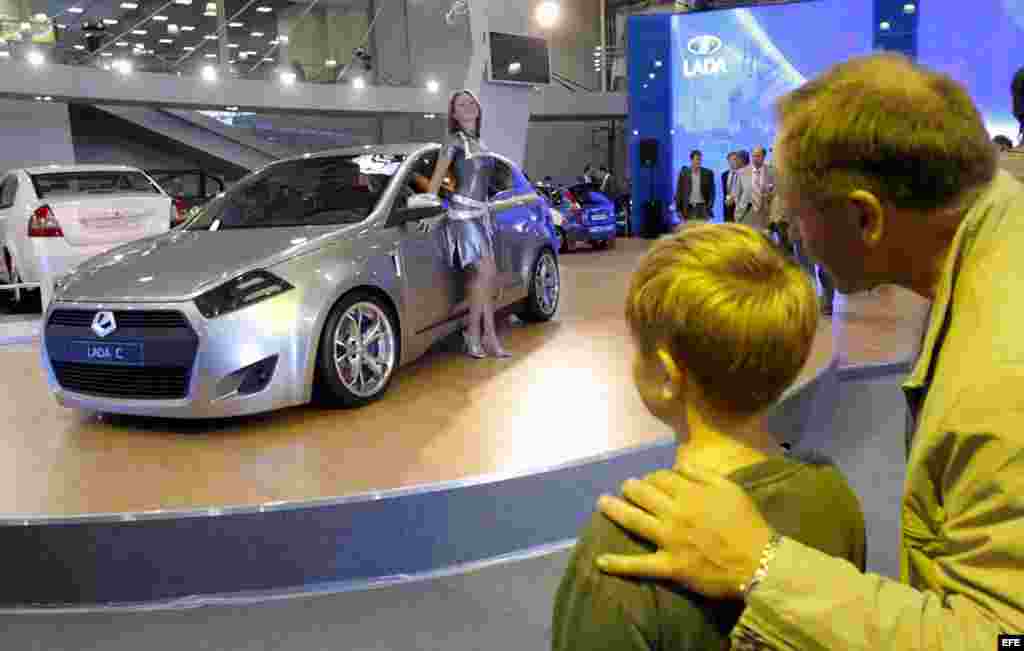 Un hombre y su hijo contemplan el nuevo vehículo ruso Lada Project C, durante la Feria del Automóvil de Moscú, Rusia en el 2007.