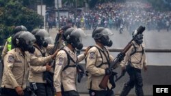 Agentes de la Guardia Nacional Bolivariana bloquean el paso a manifestantes hoy, jueves 20 de abril de 2017, en Caracas (Venezuela). La Guardia Nacional de Venezuela (GNB, policía militarizada) dispersó hoy con gases lacrimógenos algunas concentraciones d