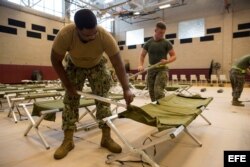 Marines estadounidenses instalan camas en el gimnasio de la base MCAS New River, en previsión a la llegada del huracán Florence, en Carolina del Norte