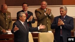 Raúl Castro (i), en la Asamblea Nacional del Poder Popular en La Habana, Cuba. 