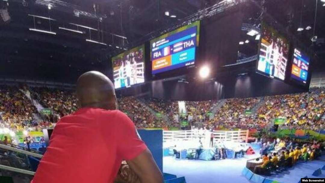 Floyd Mayweather observa una pelea de boxeo en Río. Foto tomada de su página de Facebook.