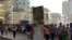 Personas caminan junto a la obra "Implosión" de Ewerdt Hilgemann expuesta en el Malecón hoy, domingo 24 de mayo, donde ha sido inaugurada la exposición "Detrás del Muro" como parte de la XII Bienal de Arte de La Habana.