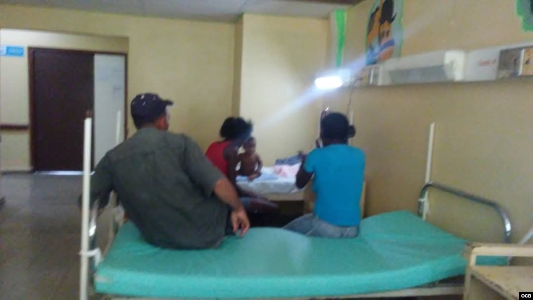 En las salas de pediatría faltan cunas para los niños pequeños.