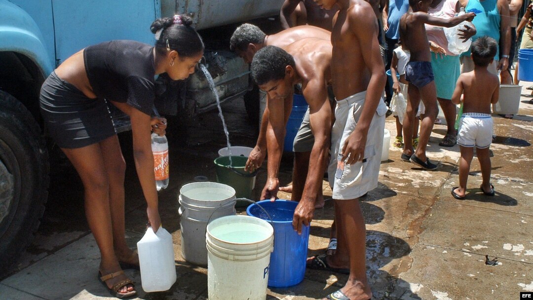 Se abastecen de agua en pipas