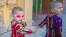 Dos niños uigures caminan por una calle en Yarkand, Región Autónoma Uigur de Xinjiang, China.