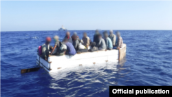 Diecisiete migrantes cubanos se sientan a bordo de un barco rústico 54 millas al sur de Key West, Florida, el 18 de marzo de 2021. El grupo fue repatriado.