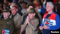 De izq. a der. Ramiro Valdés, Raúl Castro y Miguel Díaz-Canel el pasado 28 de enero de 2023 en la Marcha de las Antorchas, celebrada en La Habana, Cuba.