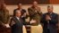 Raúl Castro (i), en la Asamblea Nacional del Poder Popular en La Habana, Cuba. 