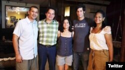 El escritor Angel Santiesteban (2do izq) con sus compañeros, poco después de su puesta en libertad condicional el viernes
