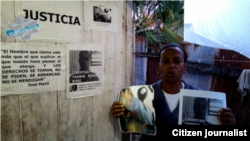 Reporta Cuba. Jacqueline Boni muestra las fotos de su hijo Yasser Rivero.