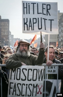 Manifestantes contra la política del Kremlin en Moscú.