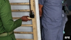 Un militar cubano abre una celda celda.Foto Archivo