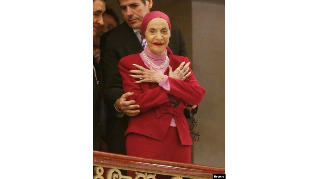 Alicia alonso saluda al público durante el discurso del expresidente de EEUU, Barack Obama, en el Gran Teatro de La Habana.