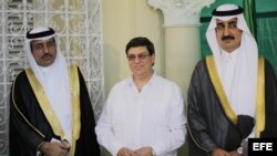 El príncipe de Arabia Saudí, Khaled Bin Saud Bin Khaled Al-Saud (d), el embajador de esa nación en Cuba, Saeed Hassan Aljomae (i) y el canciller cubano, Bruno Rodríguez Parrilla (c), posan para una fotografía durante la inauguración de la nueva sede de la