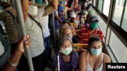 Cubanos viajan en guagua, en medio de la pandemia. (REUTERS/Alexandre Meneghini).
