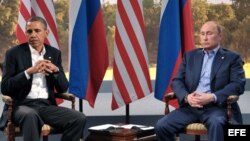 Fotografía fechada el 17 de junio de 2013 que muestra al presidente de Estados Unidos, Barack Obama (i), durante un encuentro bilateral mantenido con su homólogo ruso, Vladímir Putin (d), en la reunión del G8 celebrada en Lough Erne, en Irlanda del Norte 