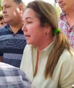 Yudi Rodríguez Hernández, la secretaria del Partido Comunista provincial en Villa Clara, mientras habla con los manifestantes (imagen sacada de un video compartido por Sady Rivera Castillo).