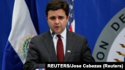 Ricardo Zúñiga, Enviado Especial del Departamento de Estado para el Triángulo Norte, durante una conferencia de prensa. REUTERS/Jose Cabezas