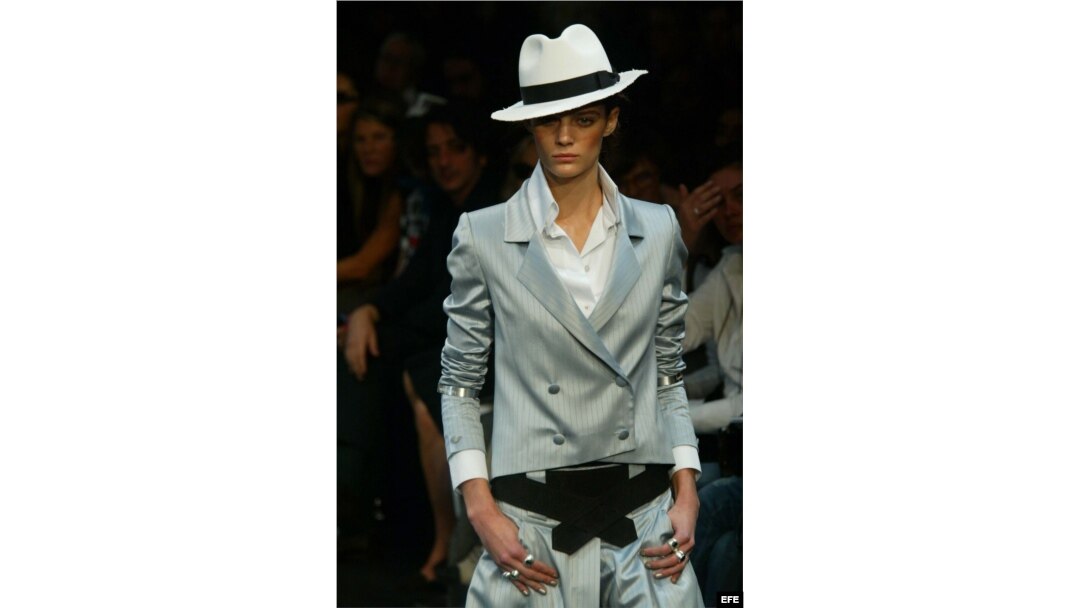 Una modelo presenta un diseño de Karl Lagerfeld. EFE