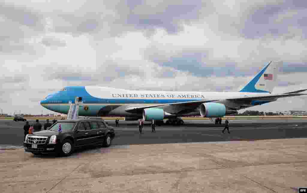 El Air Force One presidencial momentos antes de despegar del aeropuerto José Martí.