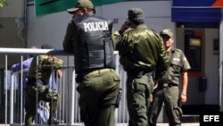 Policías bolivianos.