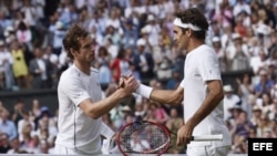 El tenista suizo Roger Federer (d) tras su victoria ante el escocés Andy Murray (i).