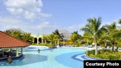 ¿Piscina o acueducto? La alberca del hotel Starfish de Cayo Santa María se convirtió en reservorio de agua para los turistas.