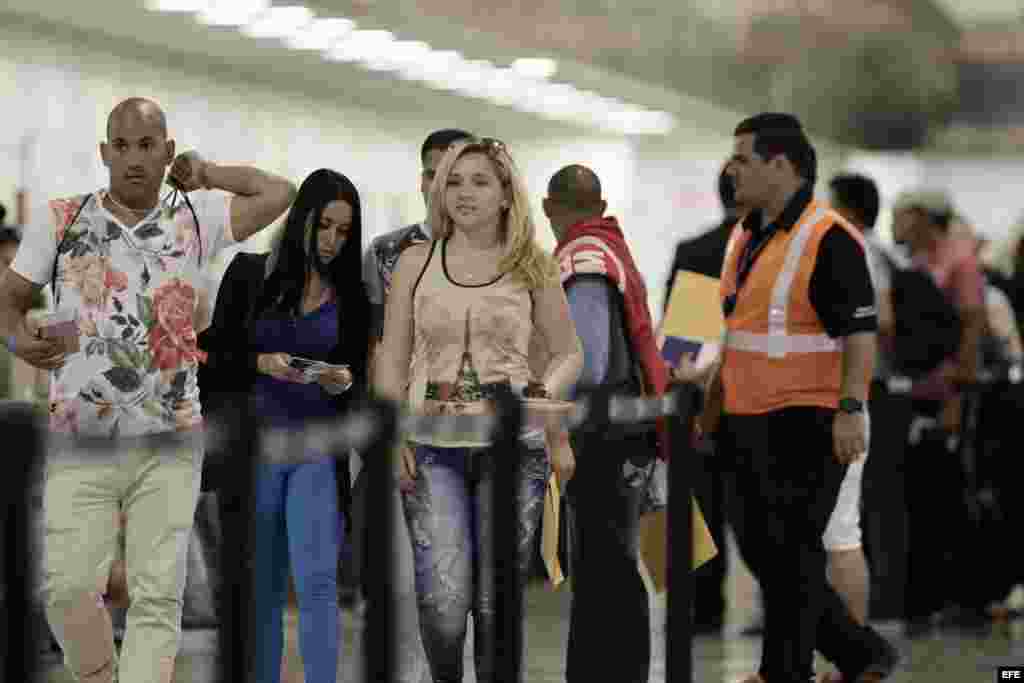 Los migrantes cubanos en el aeropuerto de Liberia, Costa Rica.