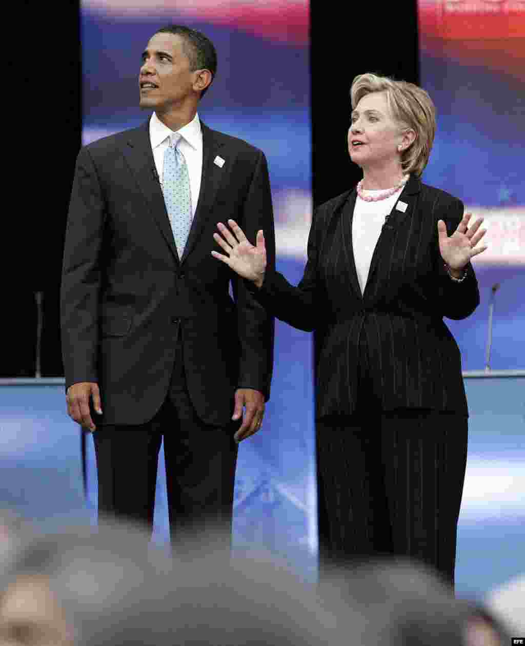 Los precandidatos a la presidencia de EE.UU. para las elecciones de 2008 por el partido Demócrata, los senadores Barack Obama, por Illinois, y Hillary Clinton, por Nueva York, toman un descanso en el Foro de Candidatos Presidenciales que se lleva a cabo h