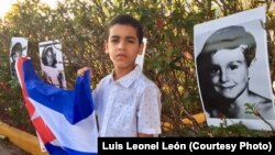 Niño cubano en la vigilia realizada en Miami por el Movimiento Democracia el 19 de abril de 2018.