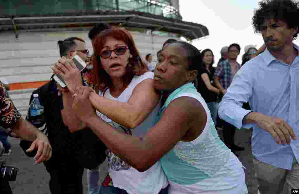 Agentes de civil reprimen a Ileana Hernández, periodista independiente y activista de la sociedad civil cubana.