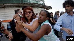 Agentes de civil reprimen a Ileana Hernández el 11 de mayo en 2019 en La Habana, durante una marcha LGTBI. Yamil Lage/AFP.