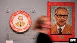 Una mujer pasa junto a un retrato del que fuera secretario general del Partido Socialista Unificado (SED) alemán, Erich Honecker, en el Museo Histórico de Berlin, Alemania. 