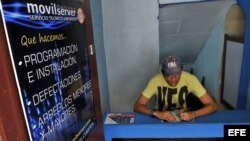 Un cuentapropista técnico en reparación de celulares espera llegada de clientes a su local hoy, jueves 26 de septiembre de 2013, en La Habana (Cuba).