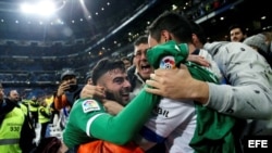 El defensa del Leganés, Diego Rico (i), celebra con los aficionados su pase a las semifinales de la Copa del Rey tras derrotar al Real Madrid.